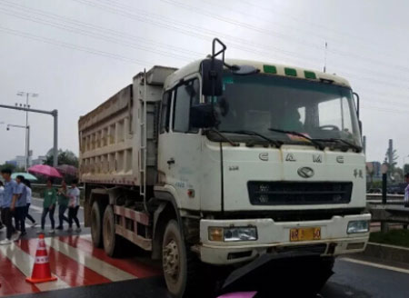 珠海大道兩公婆遭車撞 車輛過(guò)地磅超重近200%