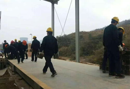 麟北發(fā)電廠約請(qǐng)麟游縣質(zhì)監(jiān)局對(duì)150噸地磅進(jìn)行校驗(yàn)