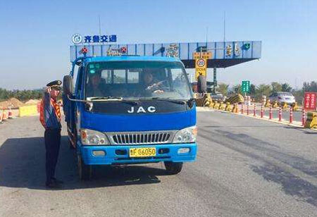 棲霞北部分收費(fèi)站更換地磅或?qū)⒂绊懗鲂?  height="75px" width="121px"/></a> 
              <dt><a class="dt_1" title="棲霞北部分收費(fèi)站更換地磅或?qū)⒂绊懗鲂? target="_blank" href="/news/691.html"> 棲霞北部分收費(fèi)站更換地磅或?qū)⒂绊懗鲂?/a><span id="jkrfmbsp"    class="dt_2">[
                2018-11-01</span></dt>
              <dd>截至11月1日，山東煙臺(tái)沈海高速棲霞北收費(fèi)站瀝青鋪設(shè)完畢，現(xiàn)已恢復(fù)通行。棲霞、棲霞南收費(fèi)站更換地磅，出口易造成短時(shí)間交通擁堵，請(qǐng)耐心排隊(duì)等候。...</dd>
            </dl>
        
        <dl class="news_dl">
          <a target=_blank href=