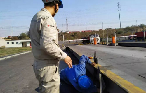 圖為地磅檢修現(xiàn)場(chǎng)